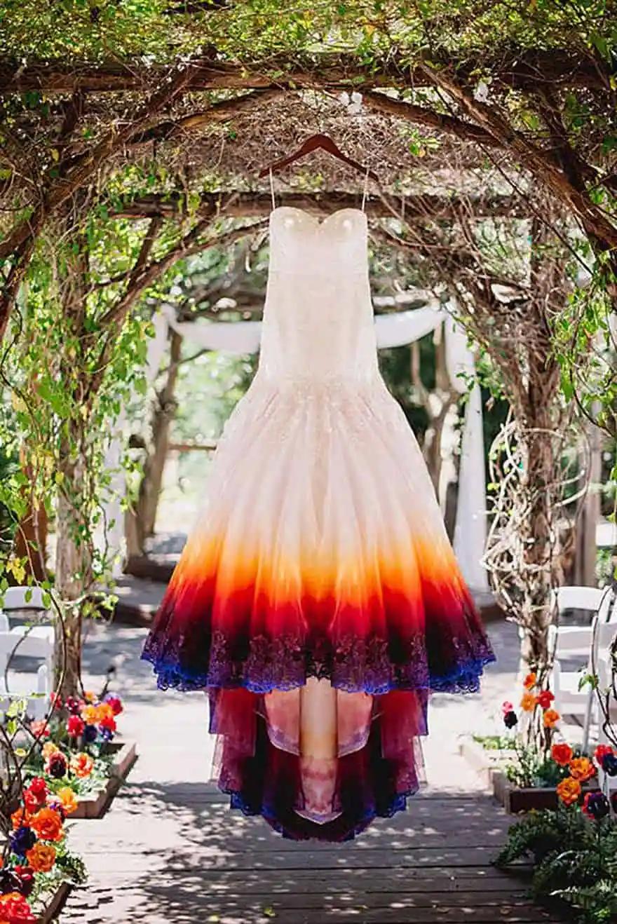 Новый тренд: невеста создала «огненное» свадебное платье