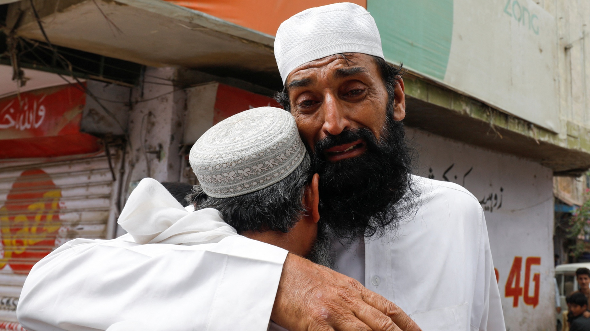 Давки на пунктах раздачи муки в Пакистане: не менее 16 погибших