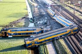Пассажирский поезд в Нидерландах врезался в строительный кран