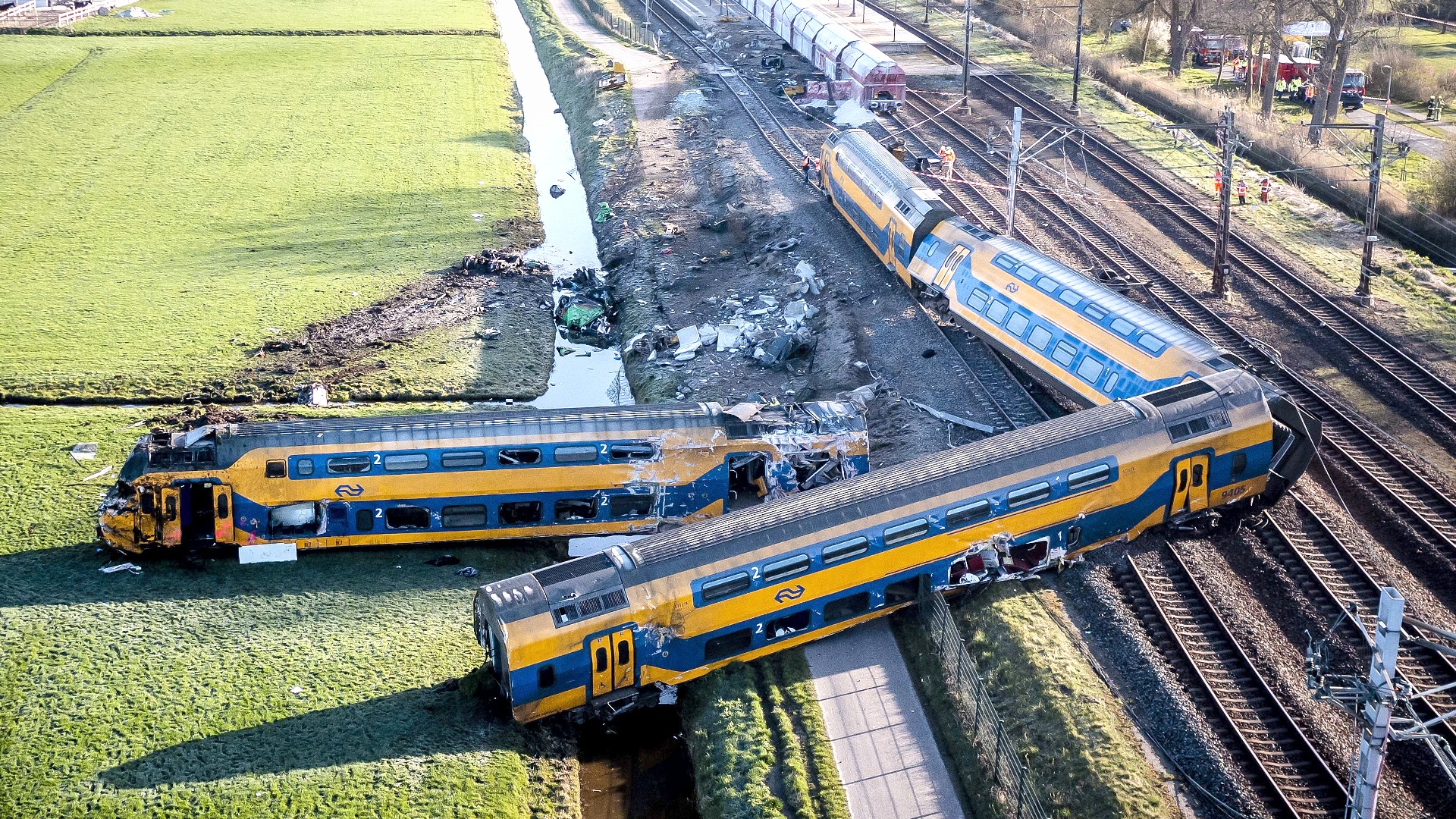 Пассажирский поезд в Нидерландах врезался в строительный кран