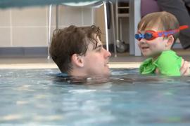 В Австралии уникальные тренировки помогают детям-аутистам научиться плавать