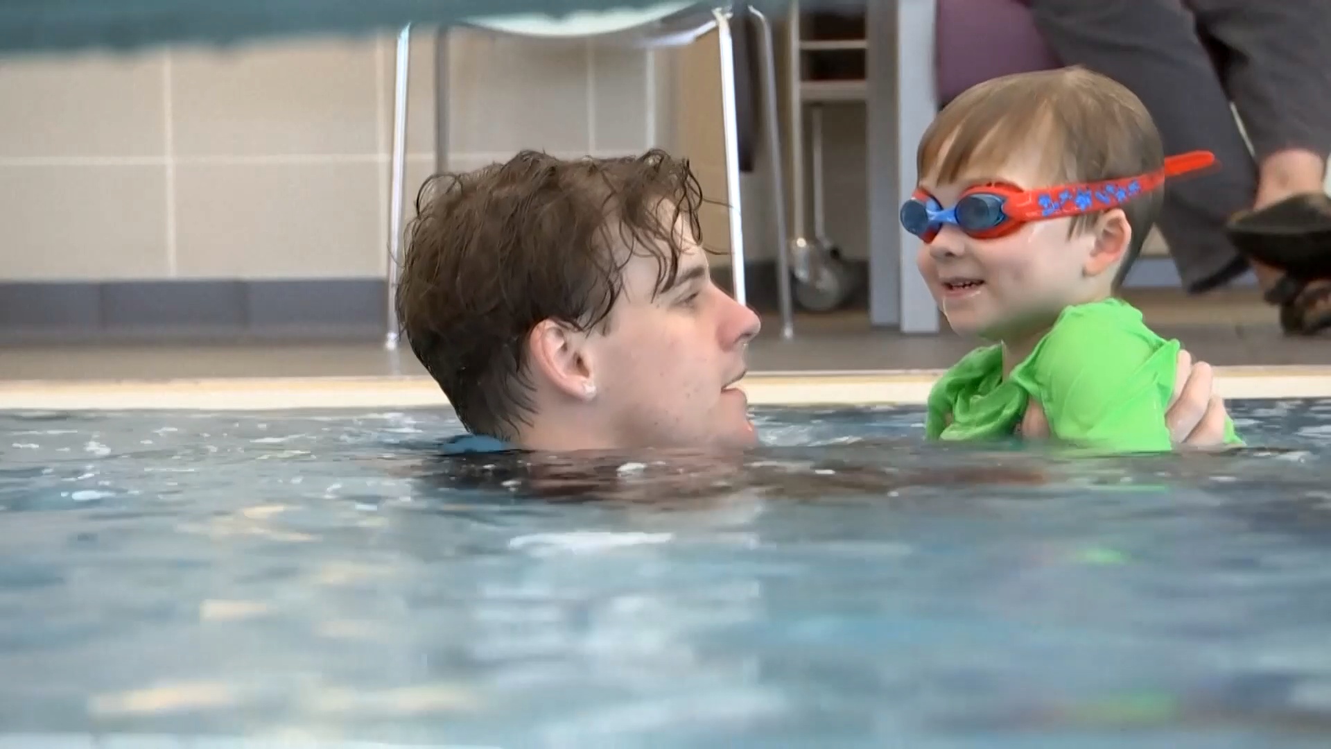В Австралии уникальные тренировки помогают детям-аутистам научиться плавать