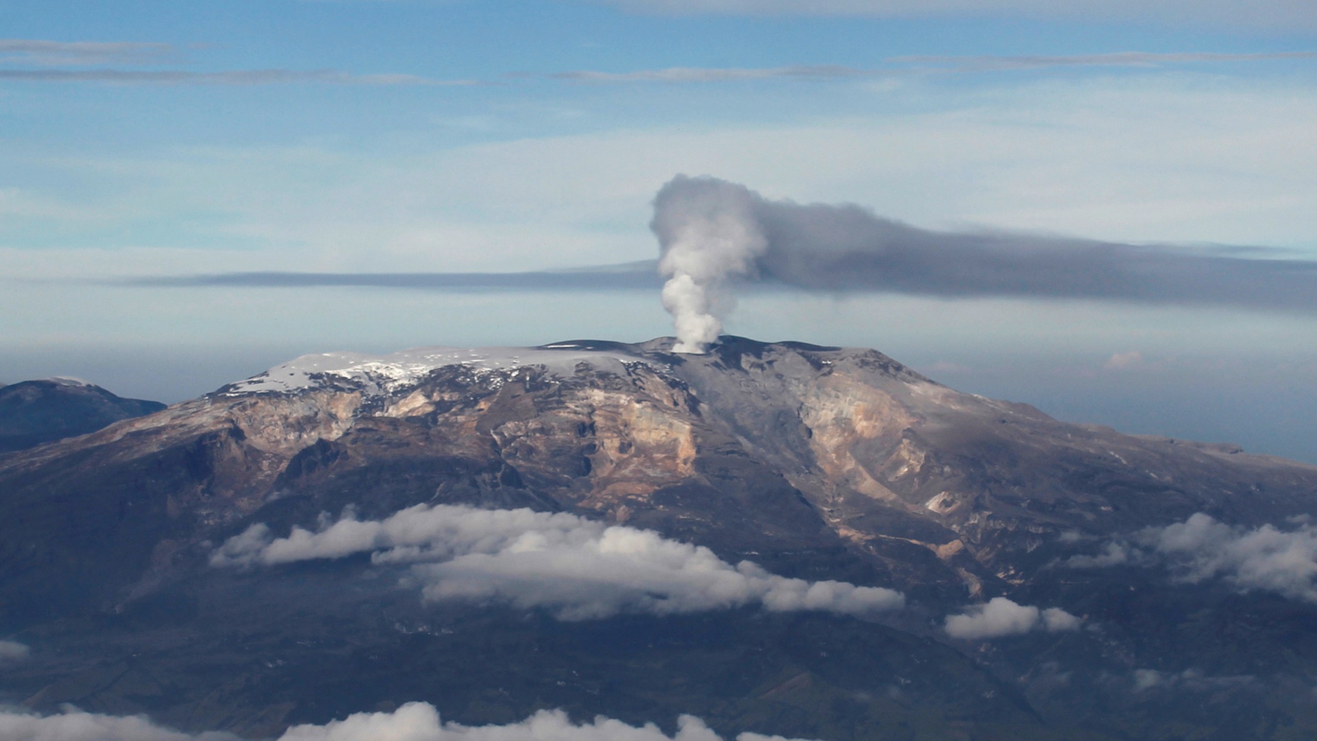 Колумбийцам угрожает извержение опасного вулкана, но они не хотят уезжать