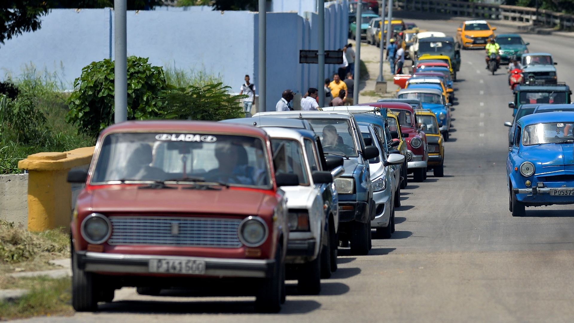 Кубинцы днями стоят за бензином, а власти не объясняют причину дефицита