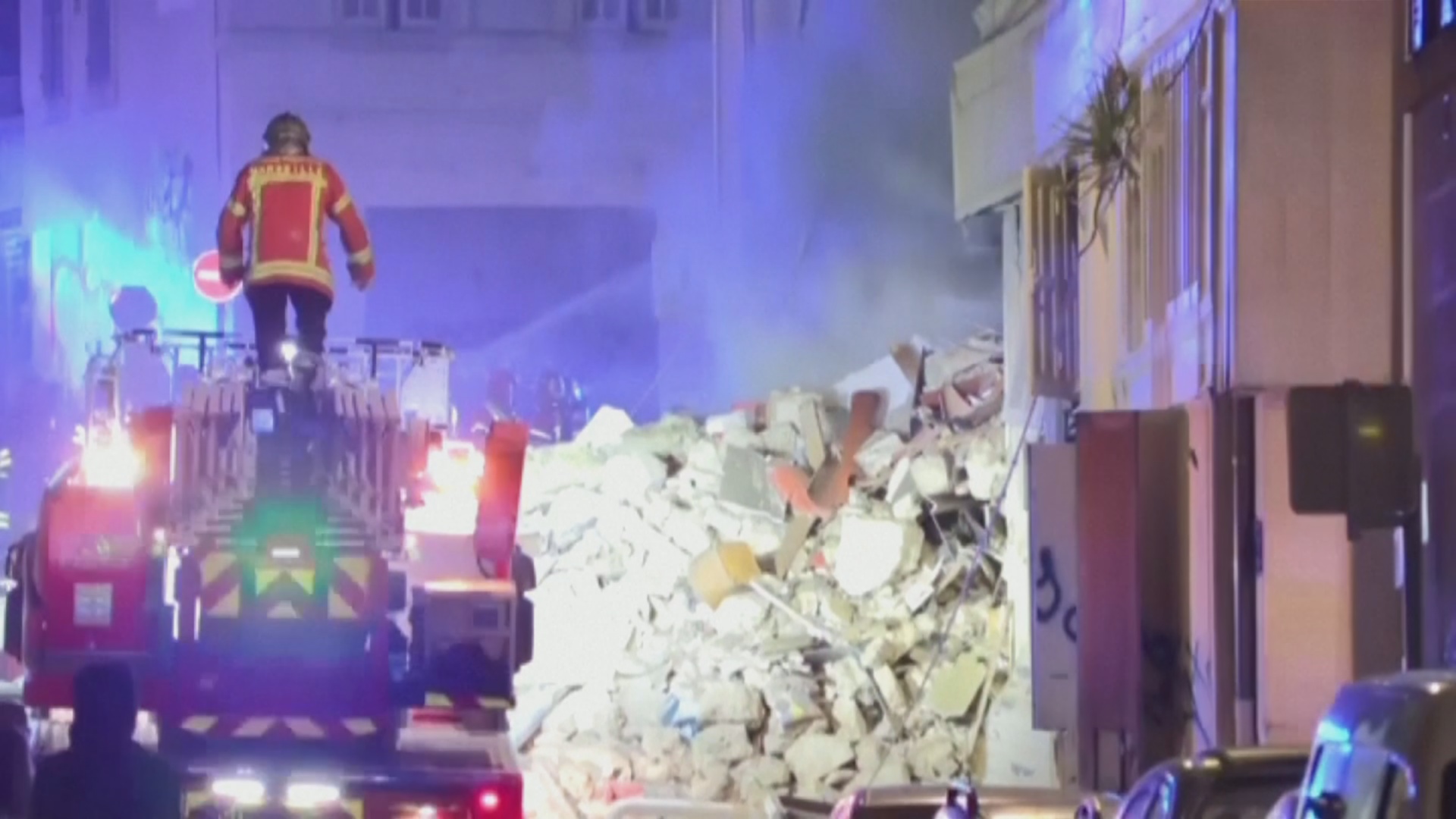 Взрыв разрушил два здания в Марселе, есть жертвы