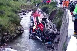 Автобус упал в реку в Перу, есть жертвы