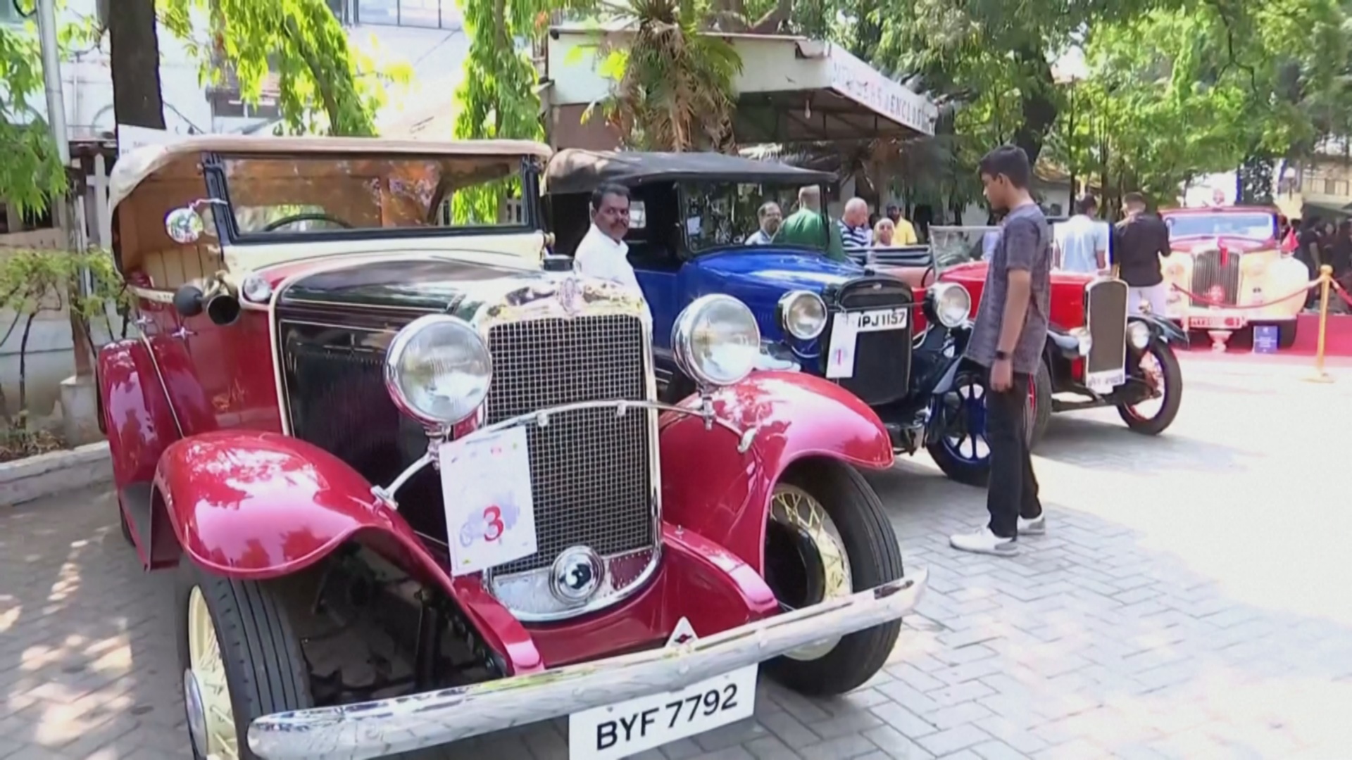 125 редких винтажных авто выехали на дороги Пуны в Индии