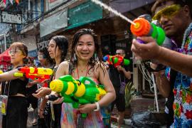 Фестиваль воды Сонгкран в Бангкоке: люди снова обливаются спустя два года пандемии