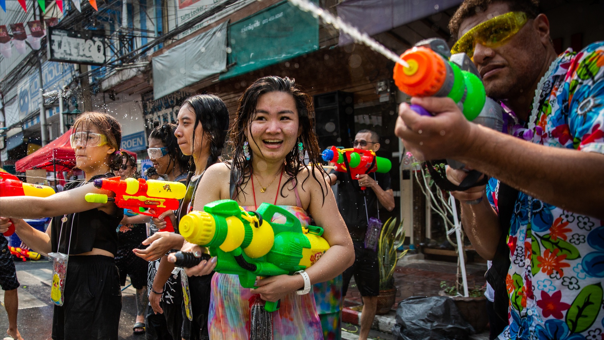 Фестиваль воды Сонгкран в Бангкоке: люди снова обливаются спустя два года пандемии