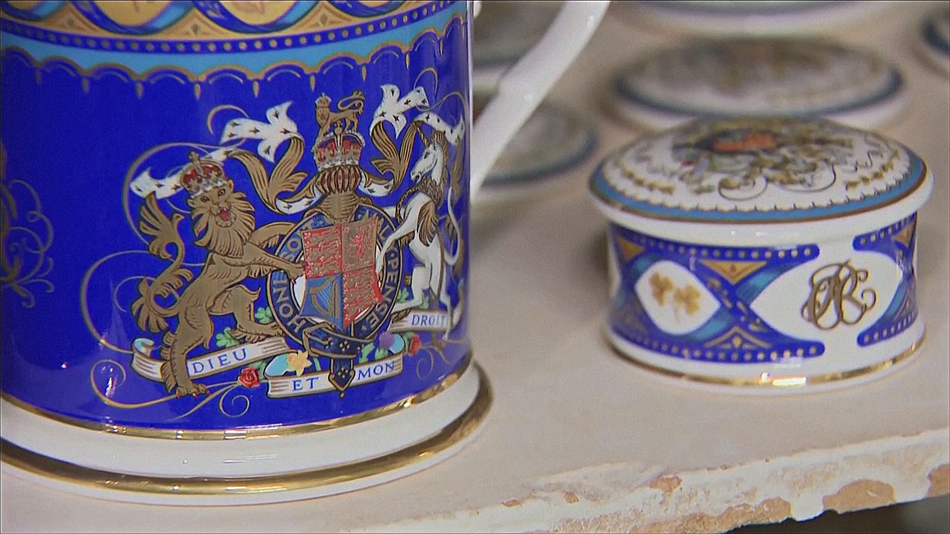 Коллекцию посуды из костяного фарфора выпустят к коронации Карла III