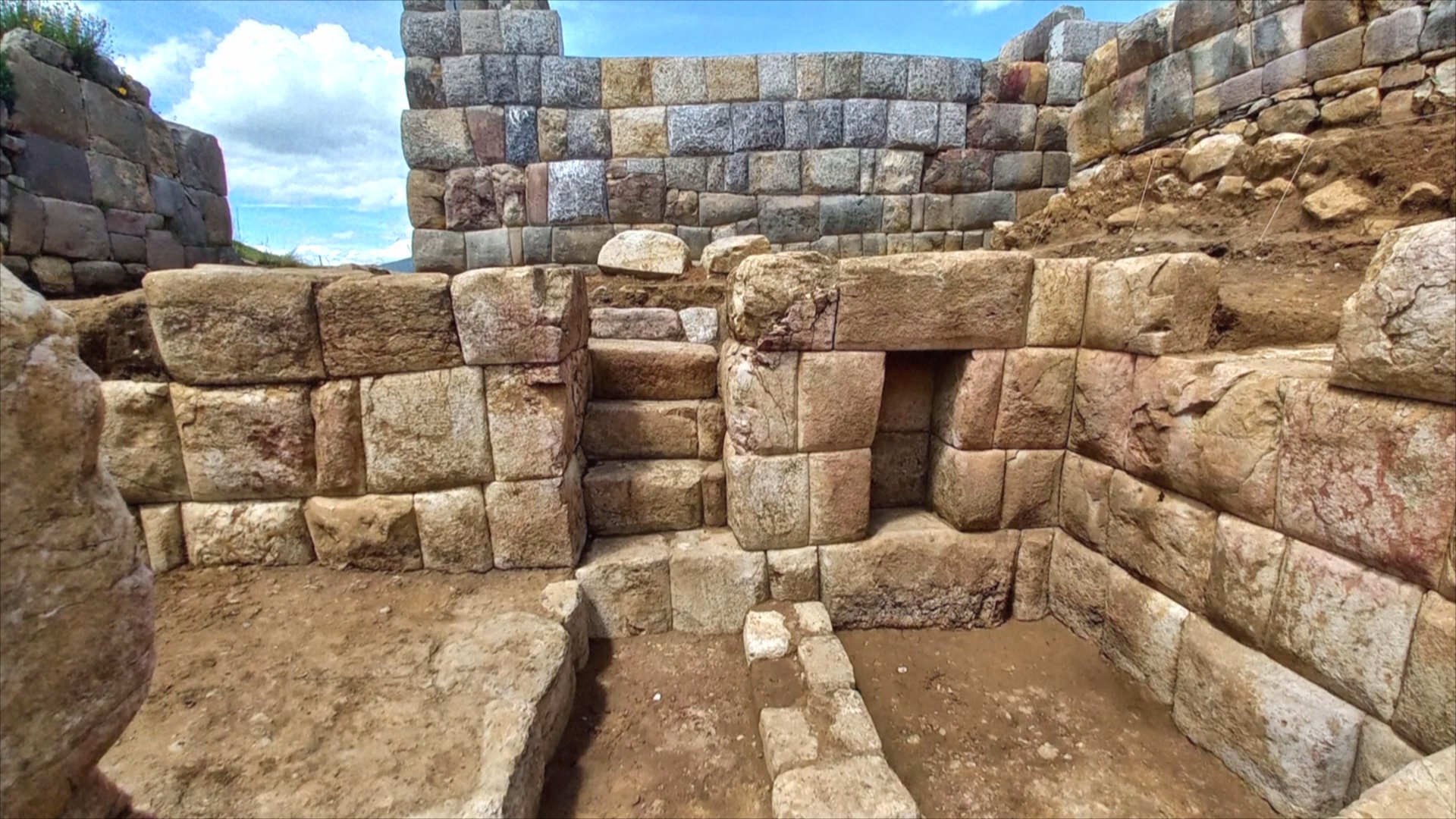 Ванну инков возрастом 500 лет нашли в Перу