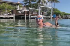 Флоридская «русалка» проплыла по заливу, собирая мусор, и побила рекорд