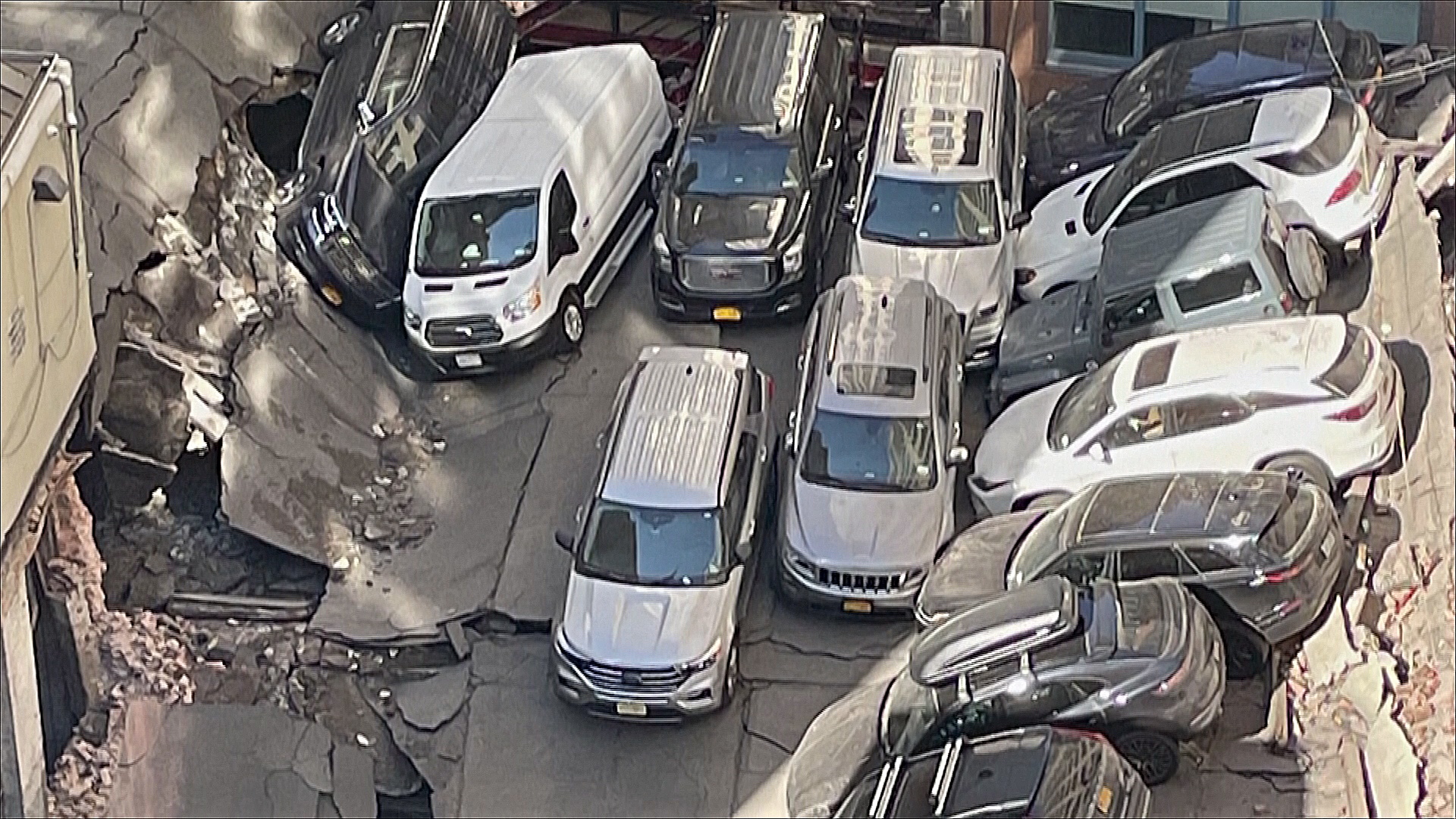 Один погиб и пятеро пострадали в результате обрушения парковки в Нью-Йорке
