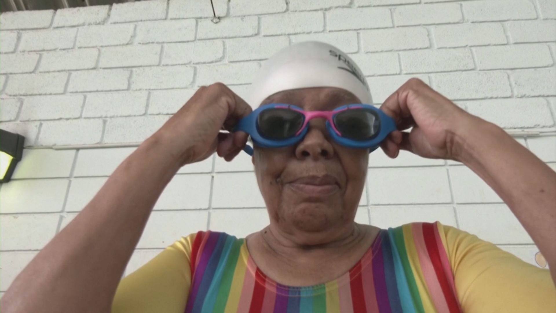 Тренер в ЮАР помогает пожилым женщинам побороть страх перед водой