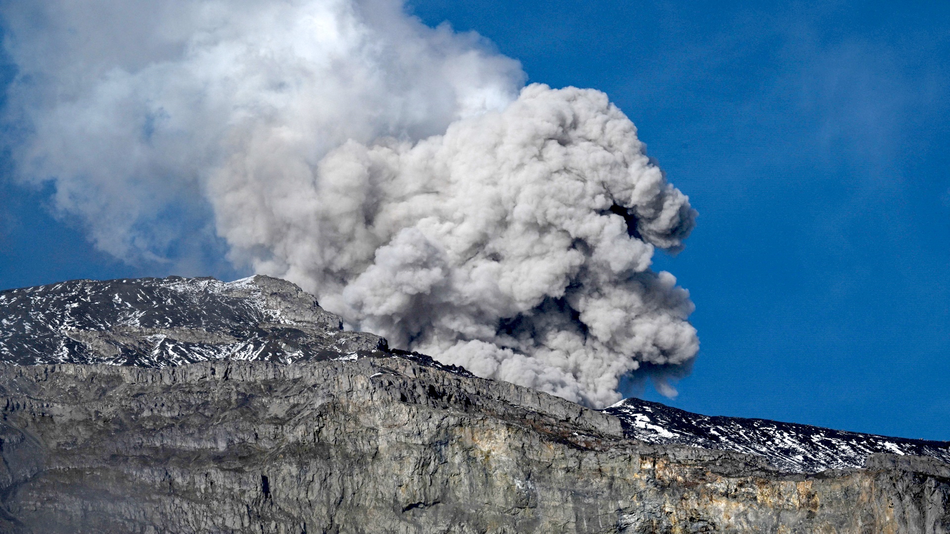 Колумбийский вулкан Руис выбросил огромный столб пепла, возможно извержение