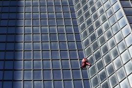 Французский «человек-паук» покорил небоскрёб в знак несогласия с пенсионной реформой