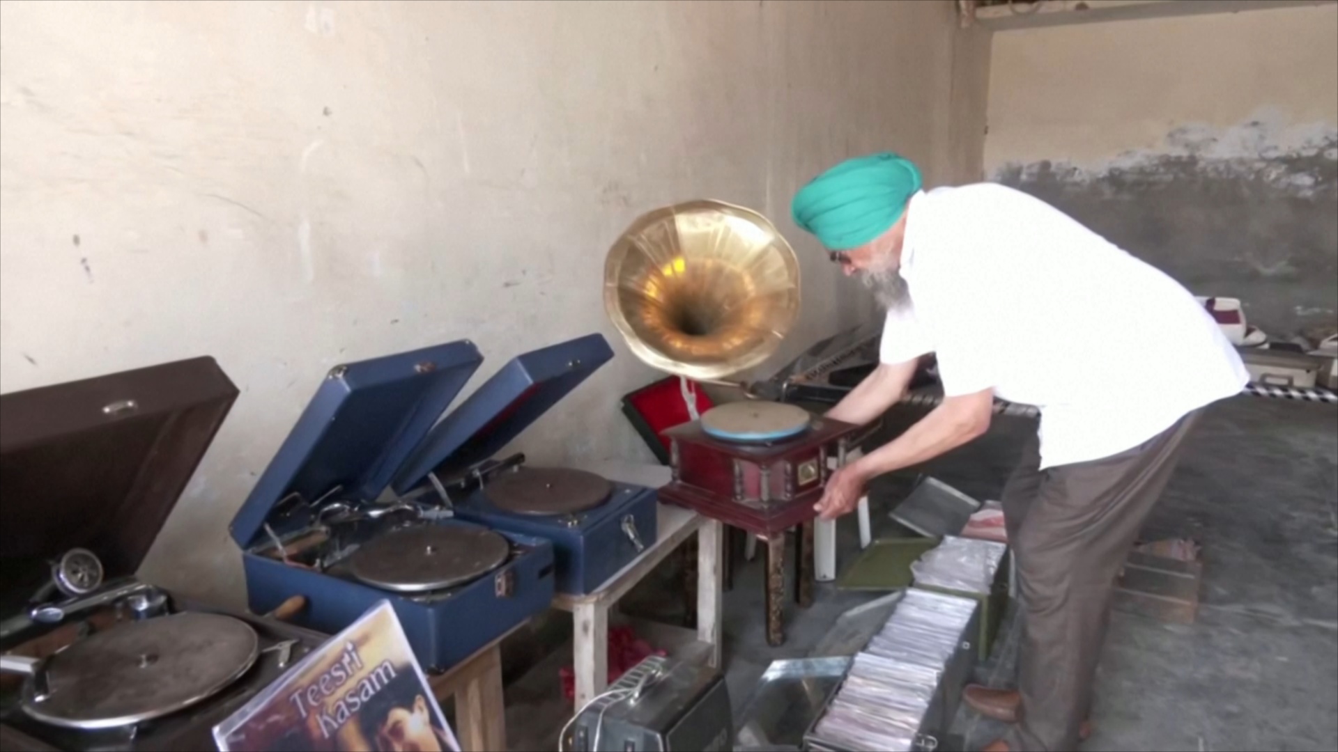 Индиец собрал коллекцию граммофонов и старинных пластинок