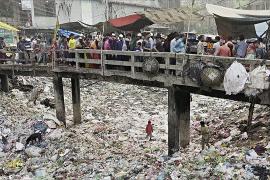 Жизнь у мёртвой реки: главная артерия столицы Бангладеш утопает в мусоре
