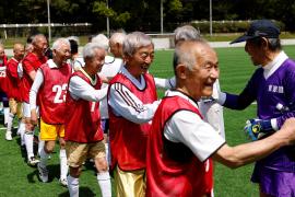 80-летние спортсмены: пожилые японцы играют в футбол, не считаясь с возрастом