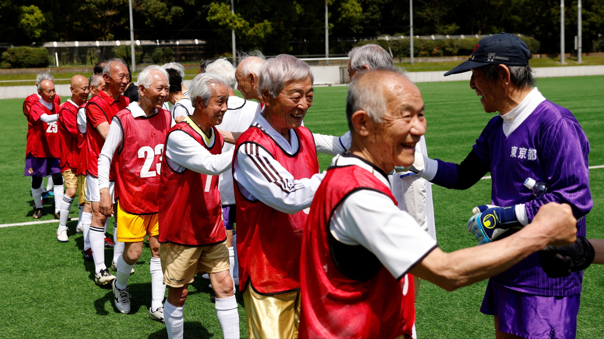 80-летние спортсмены: пожилые японцы играют в футбол, не считаясь с возрастом