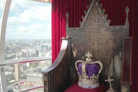 Надеть корону и посидеть на троне Карла III можно в капсуле «Лондонского глаза»