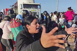 Тысячи мигрантов из Венесуэлы пытаются попасть из Чили в Перу