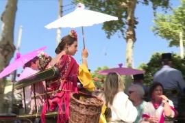 Гламурные платья и экипажи: тысячи испанцев наслаждаются Севильской ярмаркой