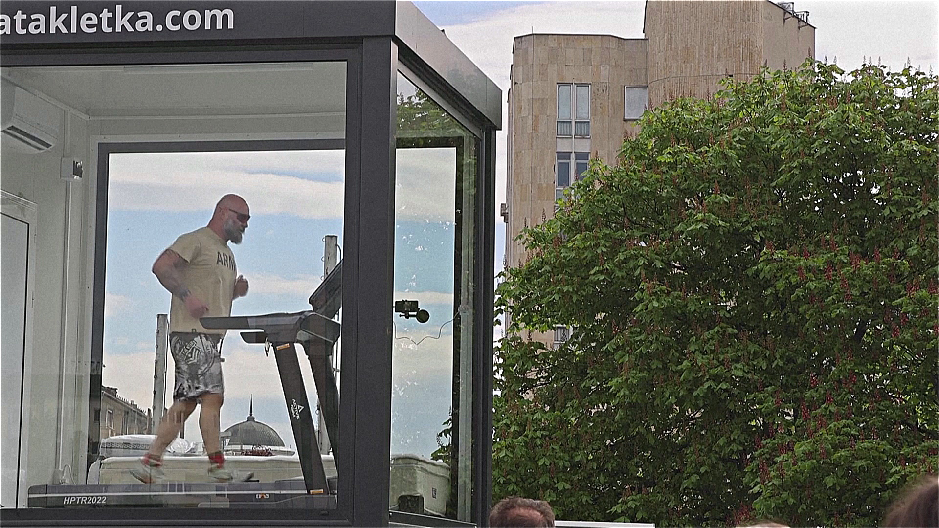 Ультрамарафонец запер себя на 15 дней в стеклянном кубе