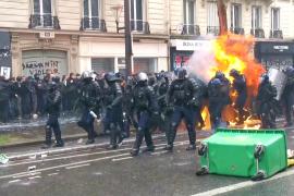 В Париже протестующие подожгли полицейского, бросив в него «коктейль Молотова»
