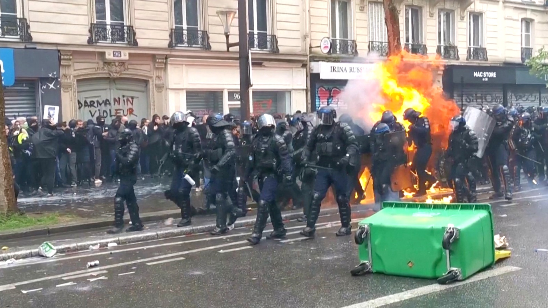 В Париже протестующие подожгли полицейского, бросив в него «коктейль Молотова»