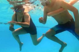 Глухонемой тренер учит плавать детей с нарушениями слуха