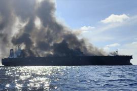 У берегов Малайзии продолжают искать двух индийцев и украинца с загоревшегося танкера