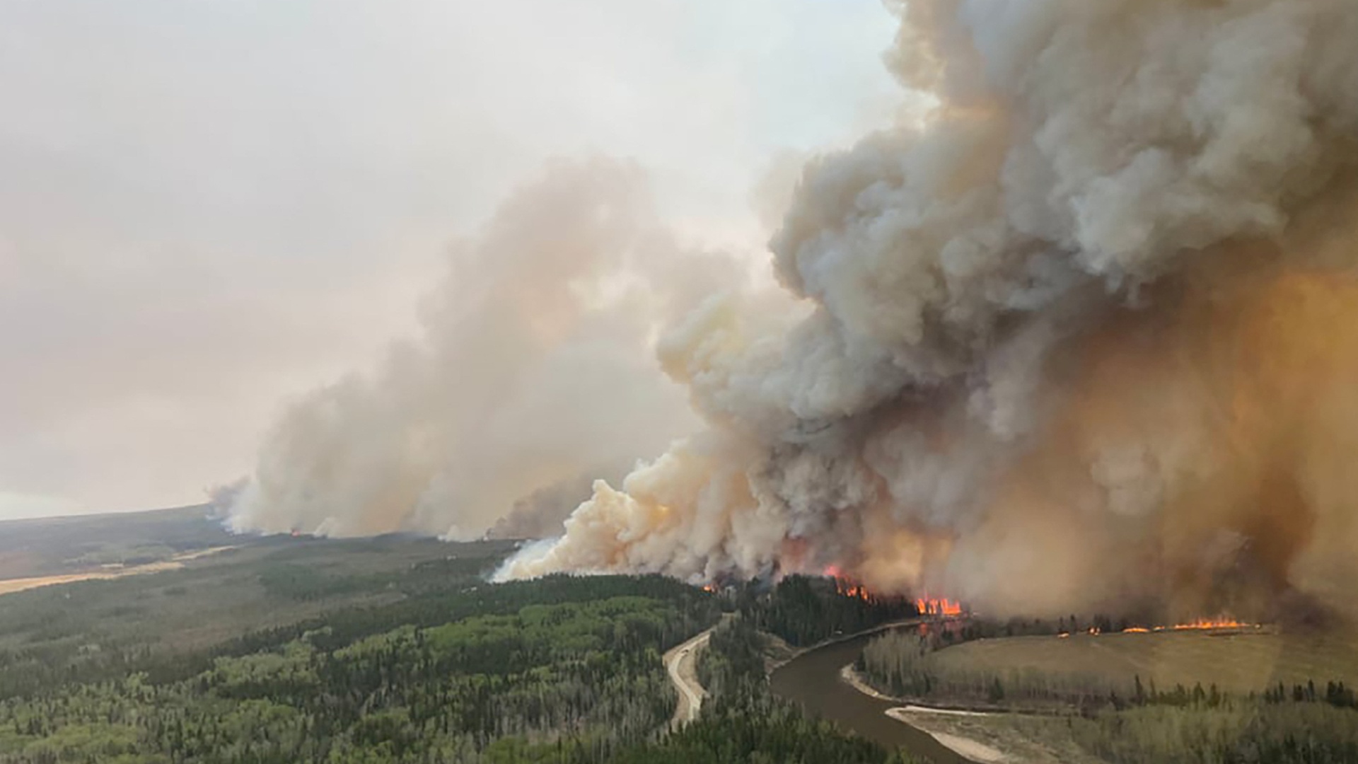 В Канаде 30 000 человек эвакуировались из-за лесных пожаров