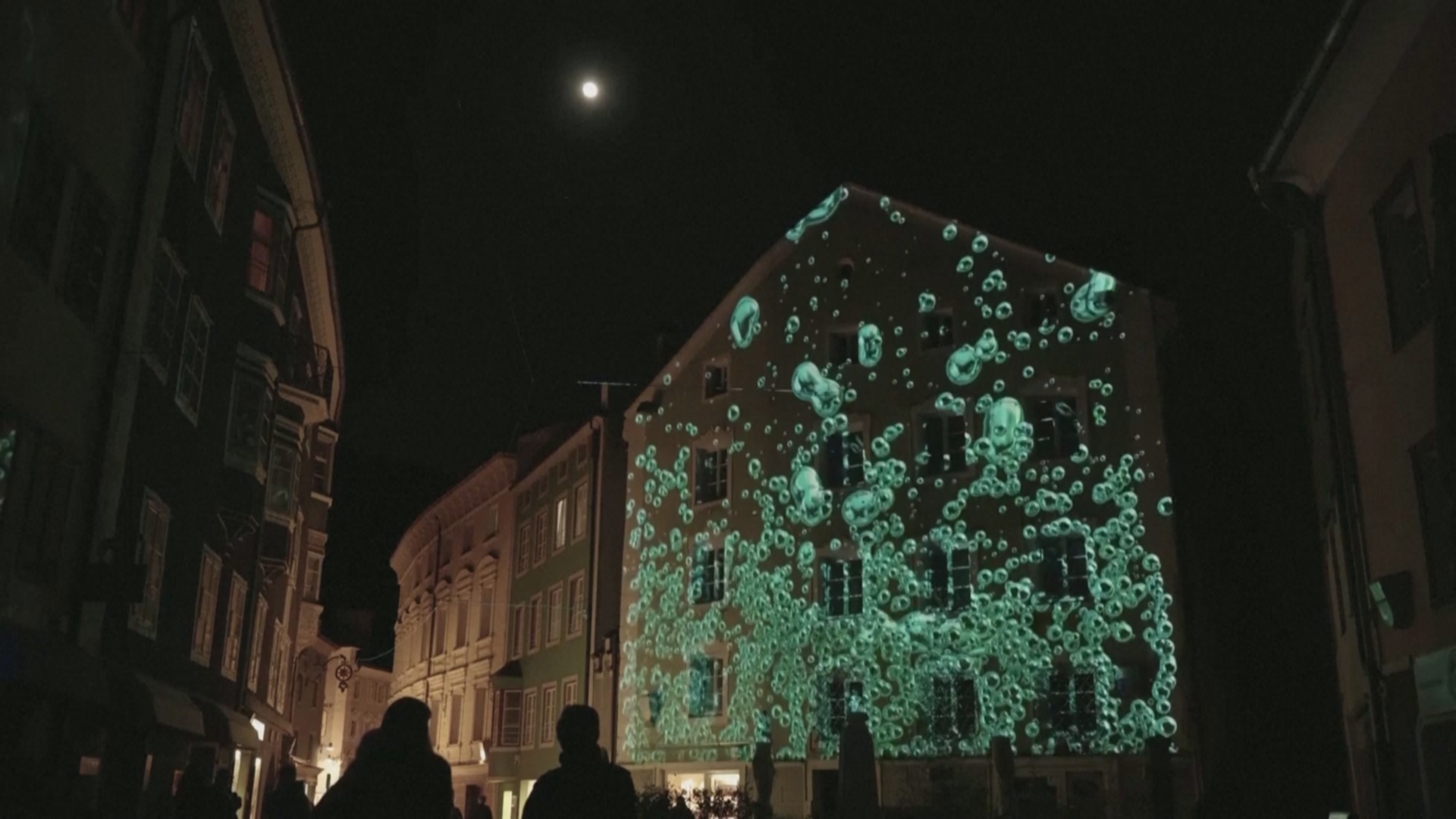 50 световых инсталляций украсили итальянский город в альпийской долине