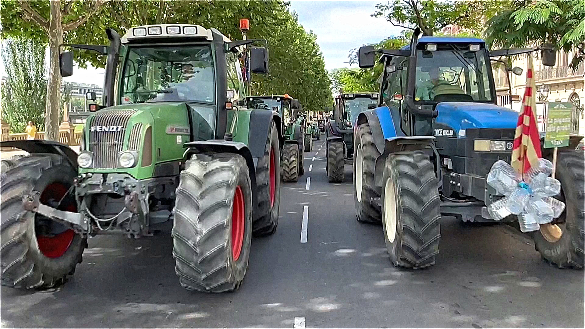 «Тракторный протест»: фермеры Каталонии призвали правительство дать им воды