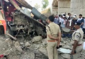 Автобус упал с моста в Индии: десятки погибших