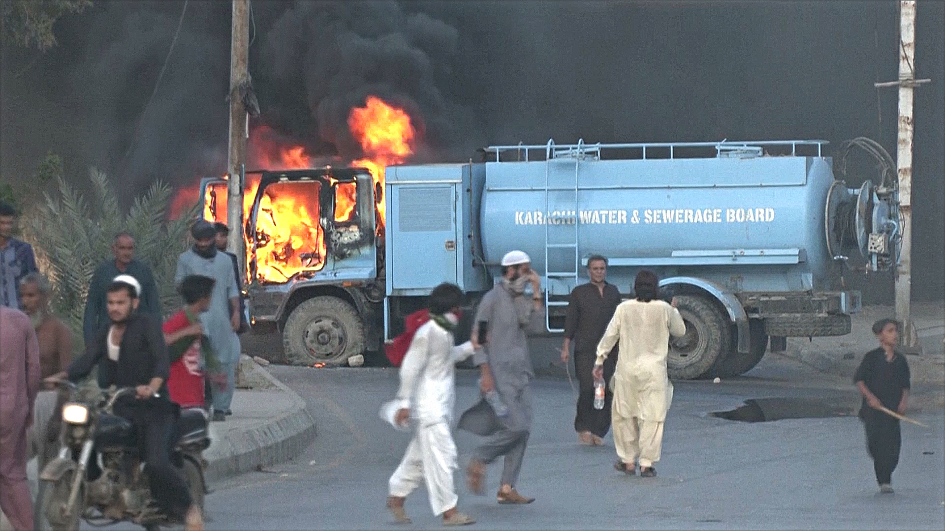Протесты и беспорядки продолжаются в Пакистане вслед за арестом экс-министра Имрана Хана