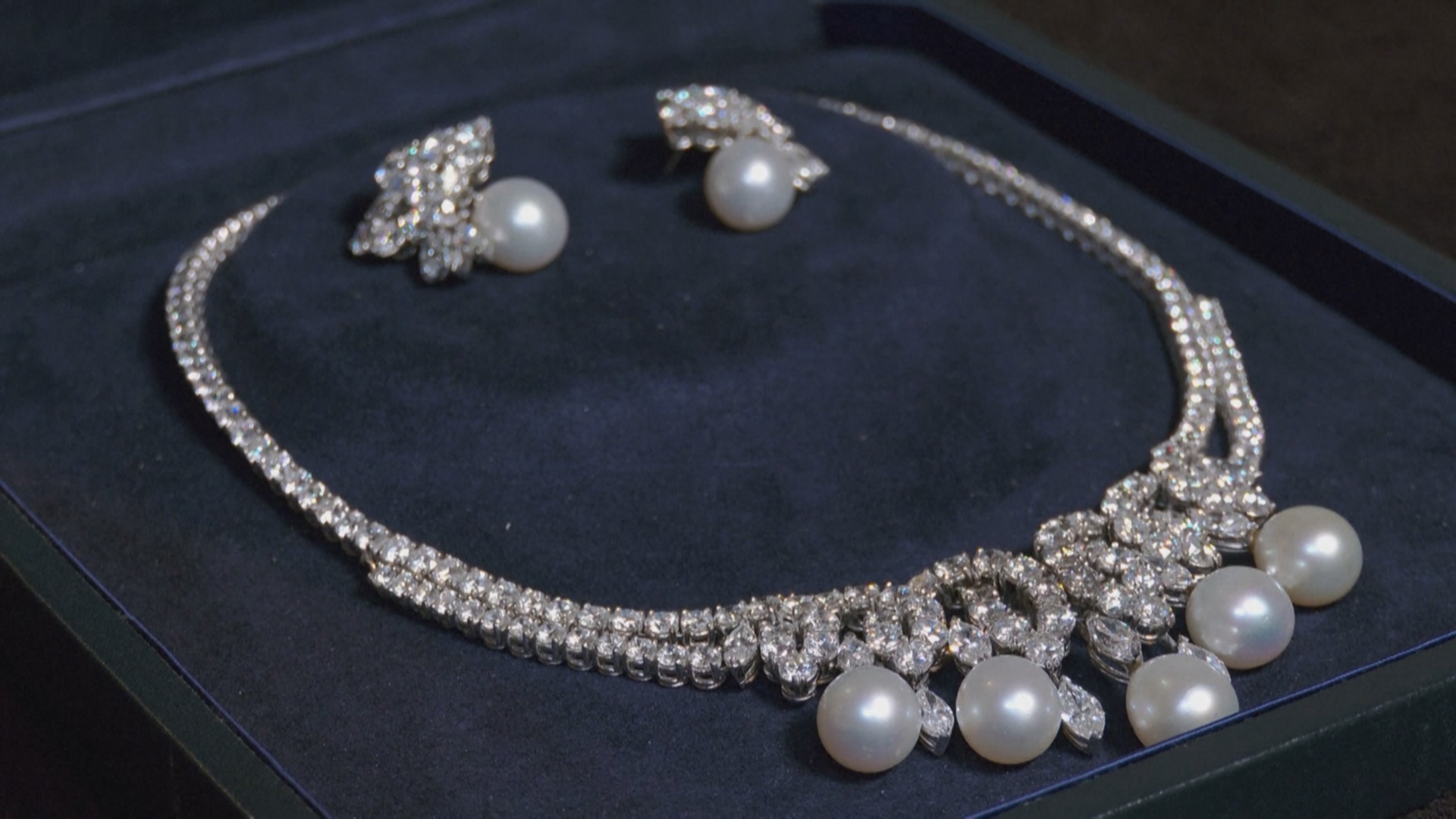 Уникальный комплект драгоценностей принцессы Дианы выставят на аукцион в Нью-Йорке