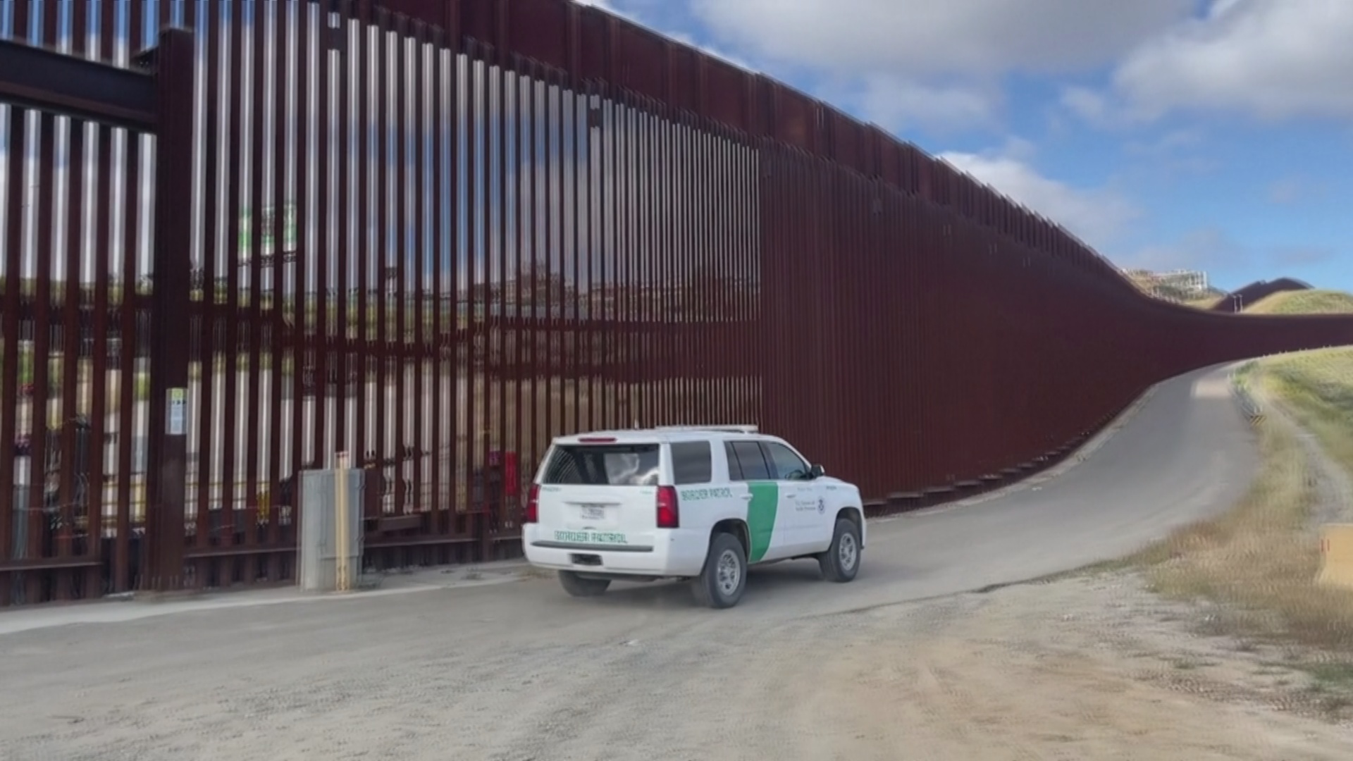 На границе между Мексикой и США застряли сотни мигрантов