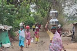 В Индии женщины ходят за водой по несколько километров, но она всё равно непригодна для питья