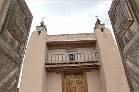 Миссионерские церкви Нью-Мексико восстанавливают по кирпичику