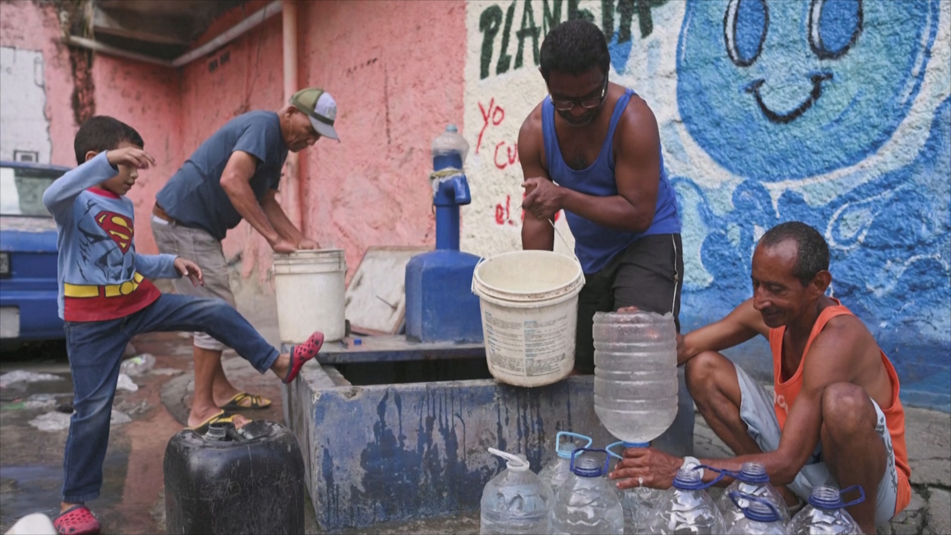 Венесуэльцы вынуждены оплачивать растущие счета за свет и воду на фоне постоянных отключений