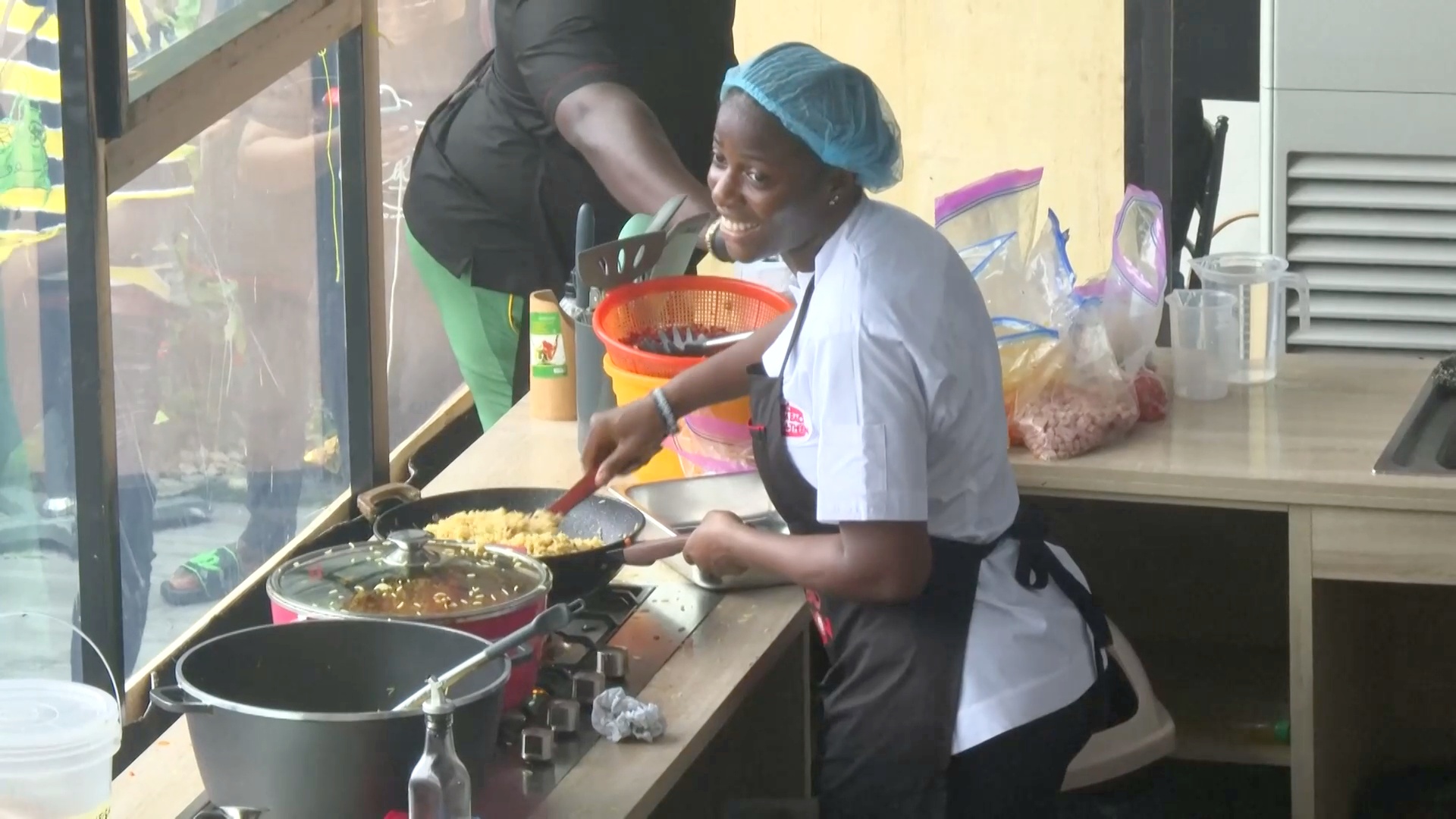 Нигерийский шеф-повар готовила 100 часов беспрерывно, чтобы побить рекорд Гиннесса