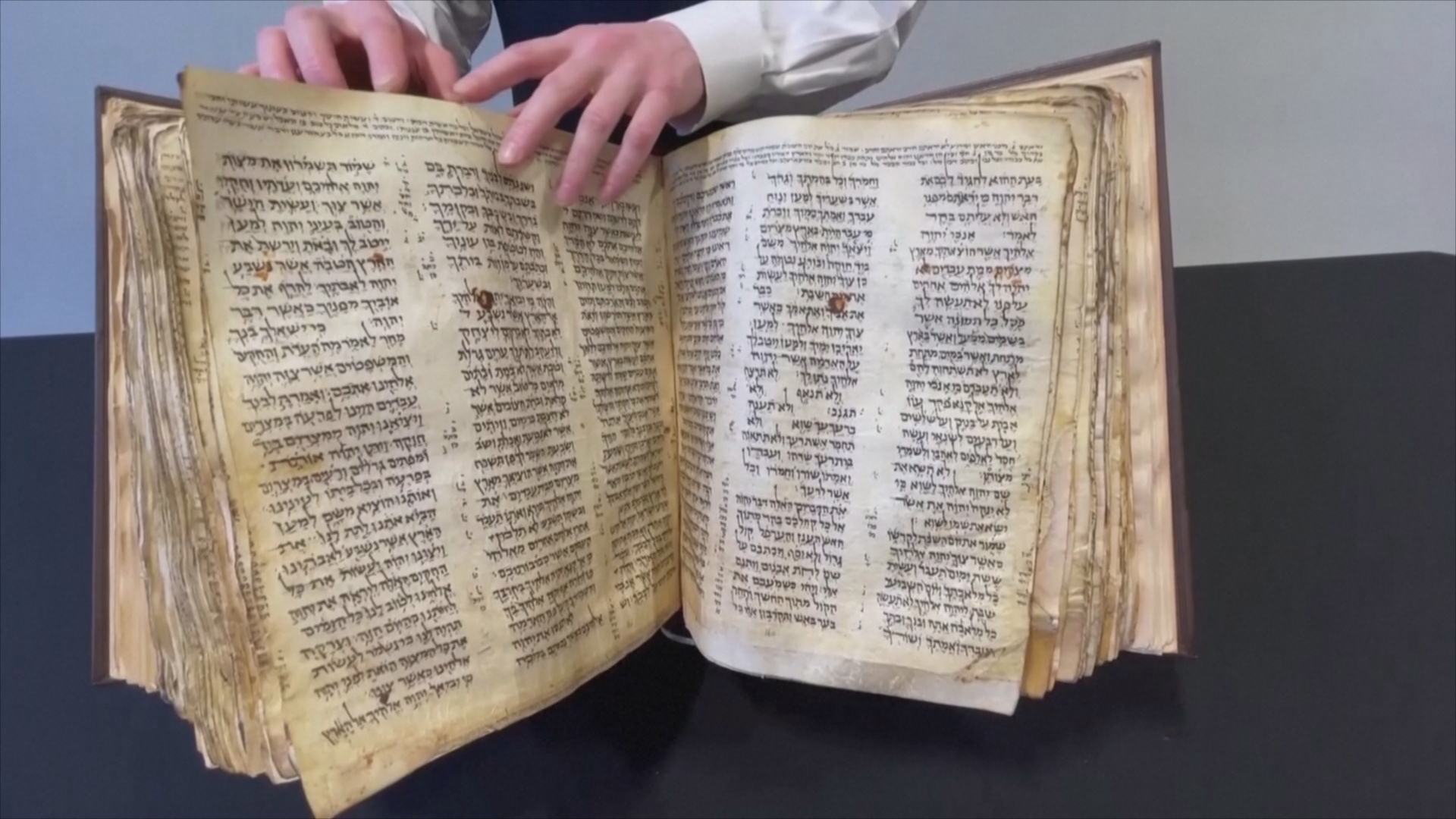 Еврейскую Библию продали на аукционе более чем за $38 млн