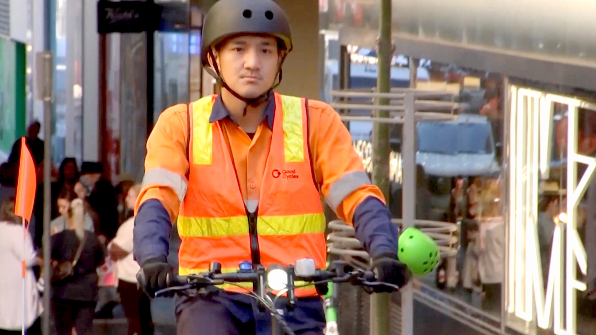 Как велосипедисты помогают спасти еду от выброса на свалку в Мельбурне