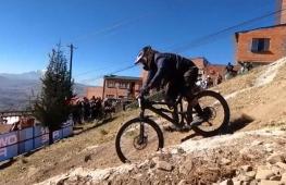 100 маунтинбайкеров поучаствовали в соревнованиях по скоростному спуску в Боливии