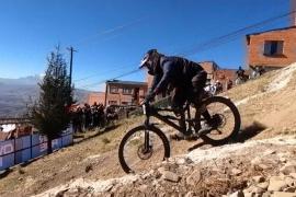 100 маунтинбайкеров поучаствовали в соревнованиях по скоростному спуску в Боливии
