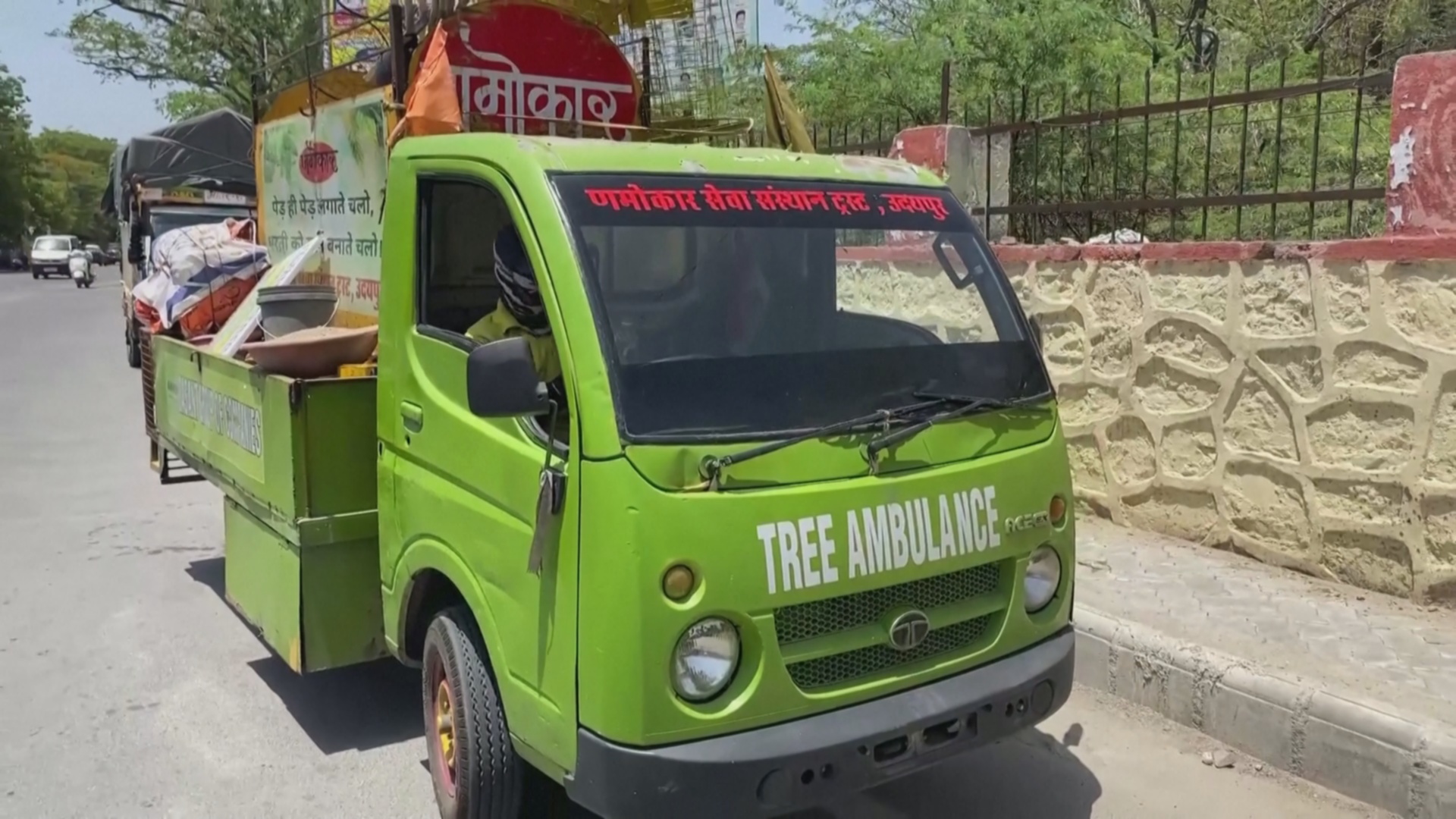 Машина скорой помощи для деревьев ездит по Удайпуру в Индии