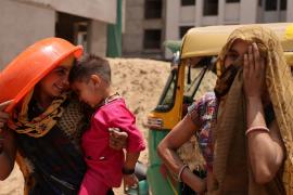 В поисках тени и холодного лимонада: индийцы страдают от невыносимой жары