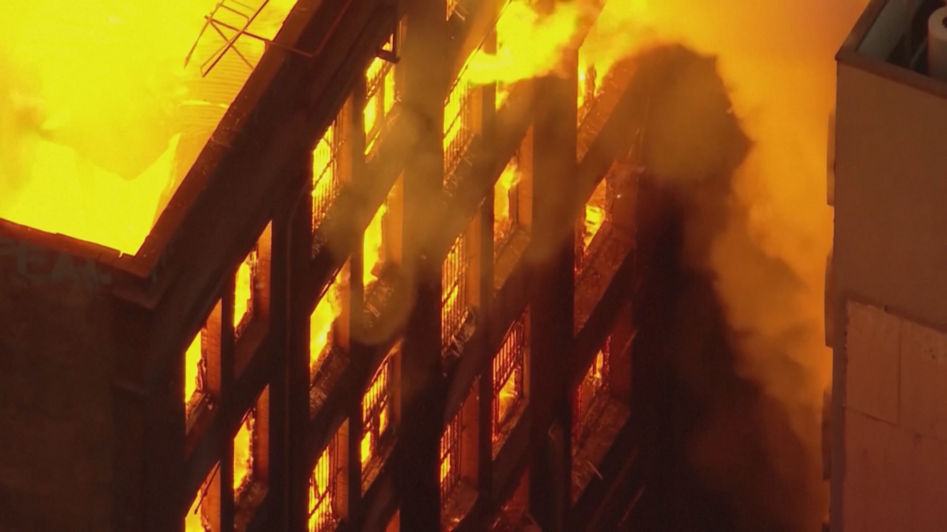 В центре Сиднея горело огромное здание, стены рухнули